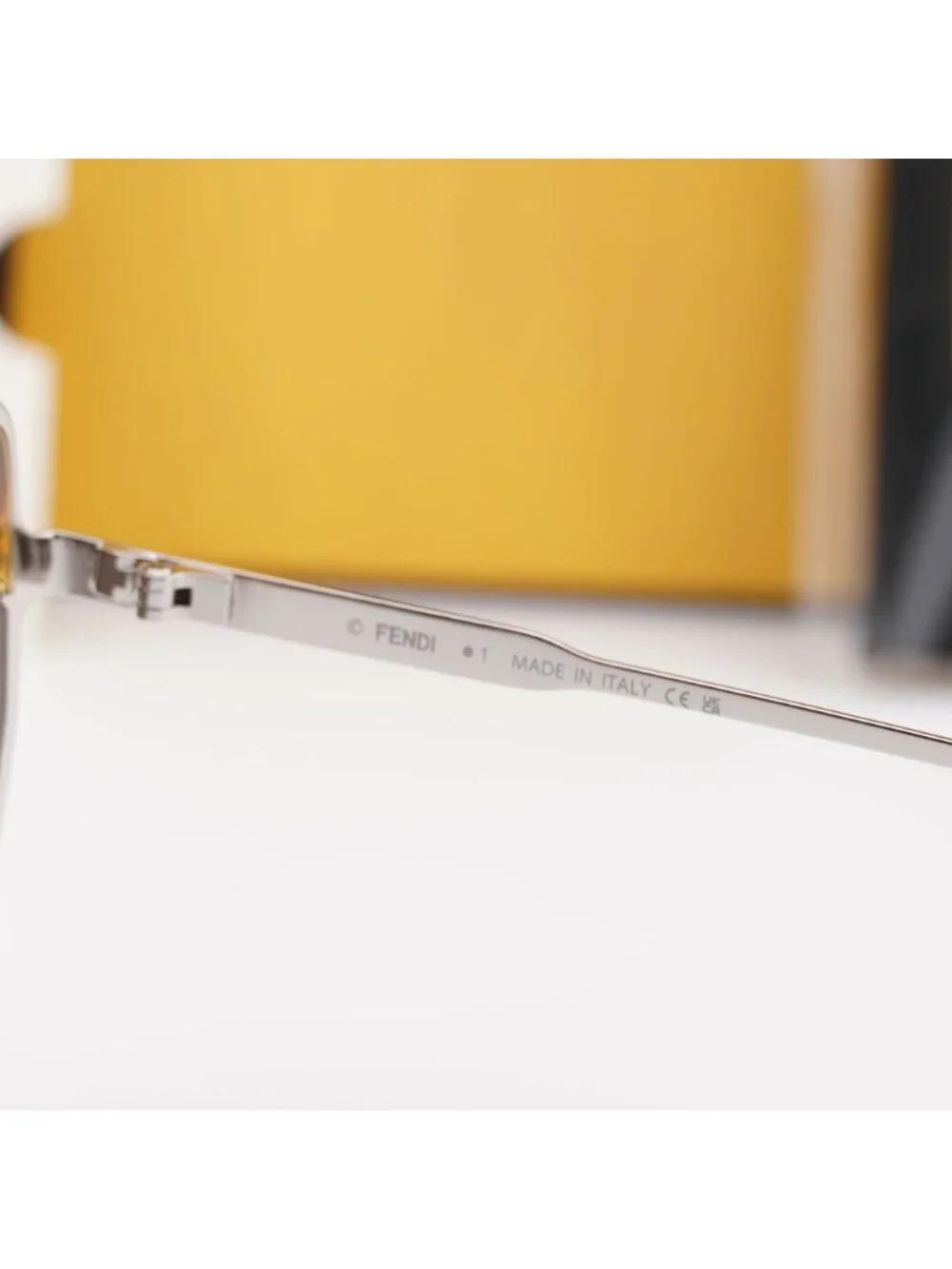Fendi model fe40189u
